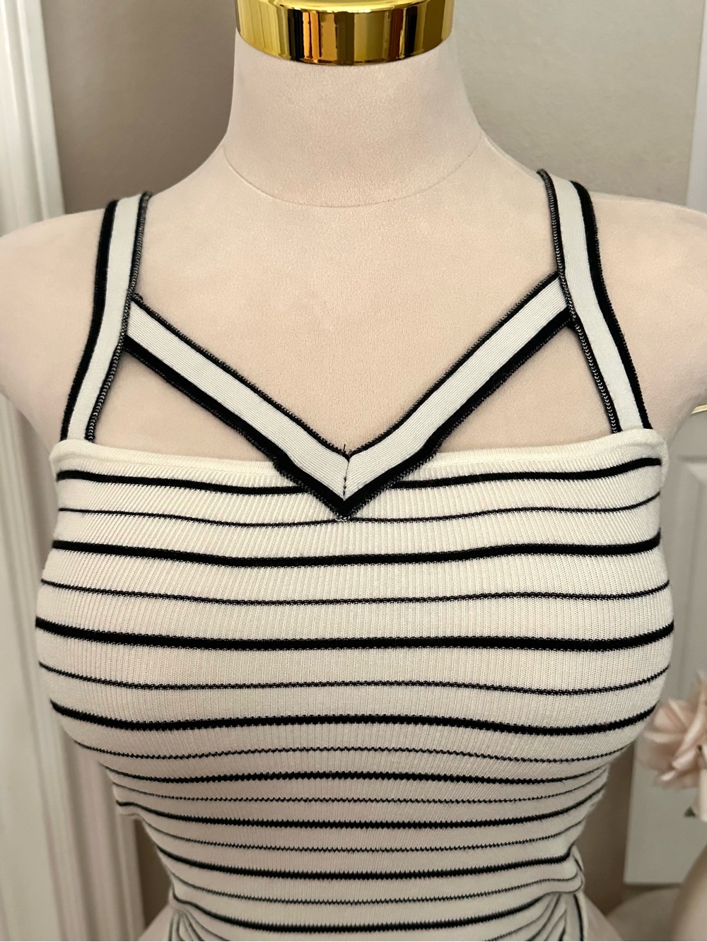 Express White Black Striped Ribbed Sweater Tank w/ Cutout V-Neck Detail Sz XS - Picture 6 of 7